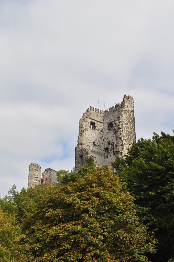 A ruína de Drachenfels no topo do morro