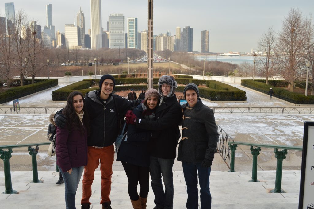 Yasmym com intercambistas em Chicago Como é estudar em uma escola nos Estados Unidos