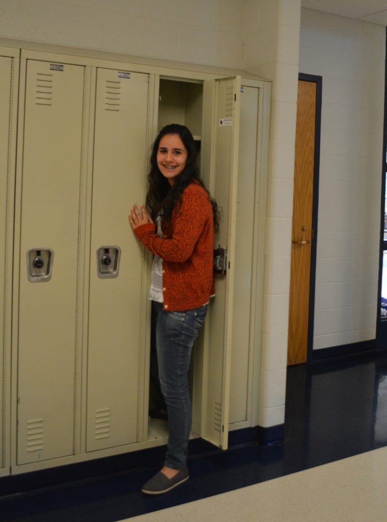 Yasmym no seu armário na High School nos EUA Como é estudar em uma escola nos Estados Unidos Yasmym Magnante nos Estados Unidos