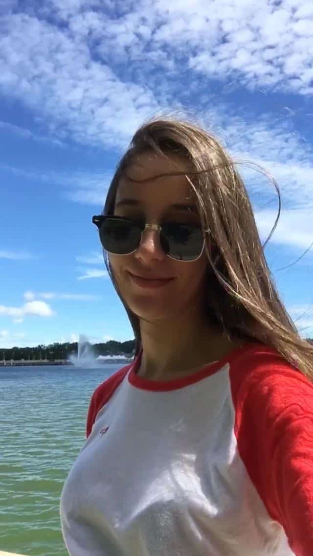 Letícia Teodoro, bolsista mitacs globalink, de óculos escuro e uma camiseta branca e vermelha no Canadá Day