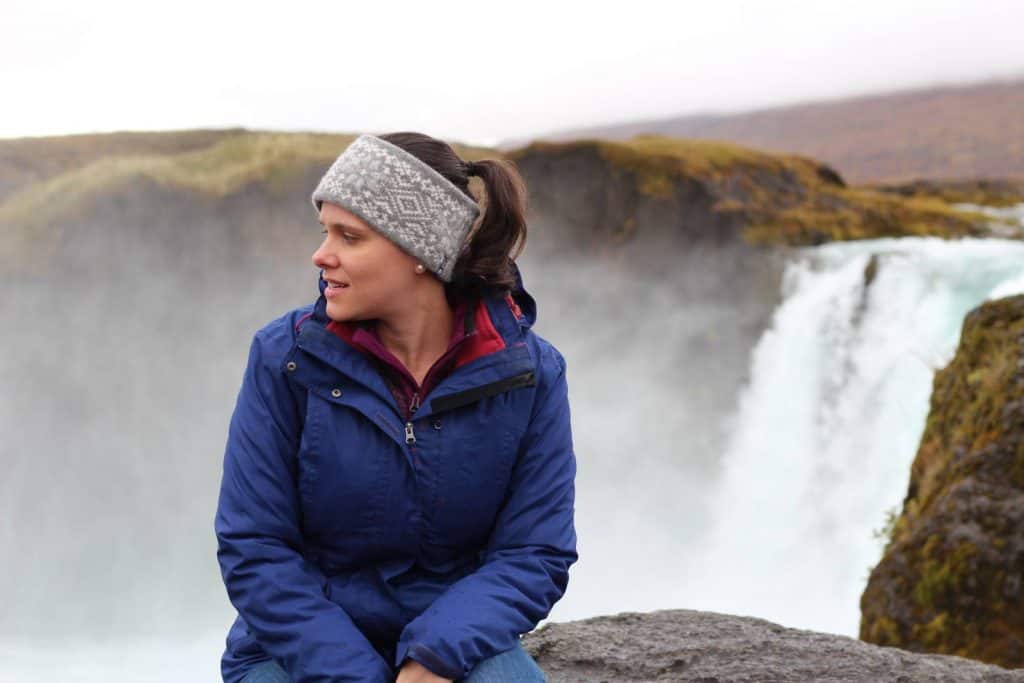 bruna na cachoeira de godafoss na viagem para a islandia bruna amaral partiu intercambio