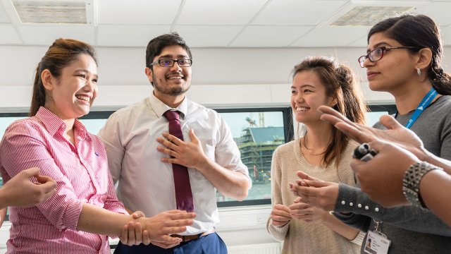 bolsas MBA liderança feminina Surrey