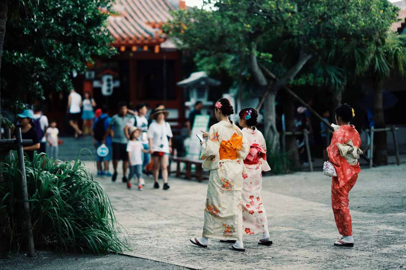 foto de mulheres de costas vestidas com roupas tíípicas do japão para falar de summer job no japão